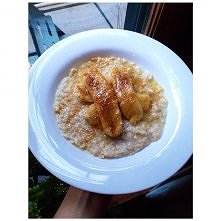 Palin vanilla oats ww a whole caramelized banana with coconut sugar and more coconut sugar with a generous swirl of ginger syrup