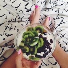 jogurt naturalny, kiwi i suszona zurawina