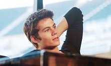 Dylan O'Brien
Ktoś wie z jakiego to serialu?
Podpowiem: Teen wolf
:P