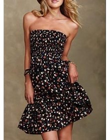 Sukienki lekkie, zwiewne, subtelnie opływające ciało. Głębokie dekolty, odkryte plecy, odkryte ramiona. Koronkowe tkaniny, jedwabie, transparentne falbanki. Seksowne, drapieżne,...