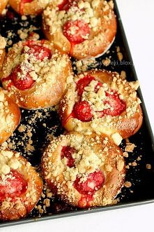 Drożdżówki z truskawkami i kruszonką