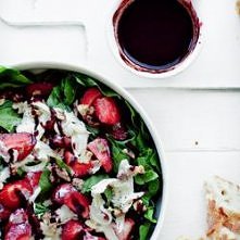 Sałatka ze szpinakiem, mozzarellą, truskawkami i orzechami włoskimi

z pysznym sosem balsamiczno - czekoladowym

Sos balsamiczno - czekoladowy:

•	180 g truskawek, pokrojonych n...