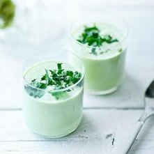 Chłodnik ogórkowy z awokado i jogurtem greckim

Składniki, 4 porcje:

•	2 - 3 ogórki gruntowe
•	1 dojrzałe awokado
•	2 łyżki oliwy extra vergine
•	kawałeczek czerwonej cebuli
•	...