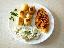 Obiad <3 :***
Daaaaaaawno niejedzone ziemniaczki:>
Te są młodziutkie i upieczone w piekarniku:* Od razu się dzieciństwo przypomina:*
Do tego ukochana Sola umoczona w jajku...