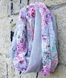 Szary komin Piccolo w pastelowych odcieniach. Idealny szal komin na wiosnę