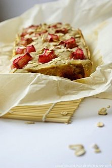 Śniadaniowy bochenek jogurtowy z rabarbarem