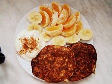 placuszki otrębowe z bananem,
banan,
pomarańczo-mandarynka,
odrobina sereka waniliowego z cynamonem