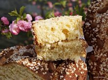 Colomba Pasqual
20 g drożdży 
13 g cukru 
125 g wody 
3 żółtka 
70 g mąki pszennej
W miseczce wymieszać ciepłą wodę z cukrem i drożdżami, odstawić na 10 minut. Dodać rozbełtane ...