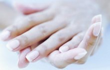 Domowa odżywka do paznokci osłabionych


Składniki:

    ½ szklanki oliwy
    Sok z jednej cytryny

Sposób przygotowania:
Oliwę podgrzewamy i przelewamy do miseczki a następnie ...