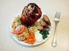 Obiad:> :3 :*** Nadziewana papryka:*** Skł: pół woreczka kaszy jaglanej, marchewka, cebulka, pieprz, i najważniejsze: kiełbaska swojska tym razem na nią padł wybór, bo uw...