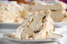 tort bezowy z masą krówkową