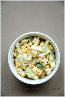 sałatka z łososiem w sosie własnym