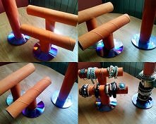 Stojaki na bransoletki wykonane z rolek ręczników kuchennych i płyt CD. Zapraszam na bloga