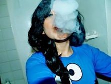 Nie lubi spódniczek, a czasem w nich chodzi. Lubi gorzką herbatę, a ciągle ją słodzi. Chce mieć długie włosy a ciągle je ścina, nienawidzi przekleństw a kurwa przeklina.