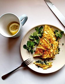 Puszysty omlet ze szpinakiem i serem feta. Idealny przy diecie niskowęglowodanowej