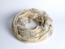 Beżowy komin z szarym motywem. Piękny i delikatny szal z kolekcji MOTYW. Zobacz więcej!