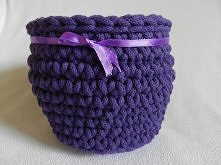 Koszyczek robiony na szydełku z grubego, bawełnianego sznurka. Może też posłużyć jako osłonka na doniczkę.
Wys. 10 cm, średnica 12 cm.