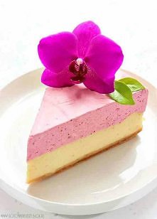 sernik z musem truskawkowym