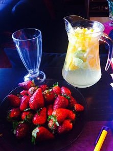 woda z cytryną przyspiesza metabolizm, a truskawki w naturalny sposob wybielają zęby WOW<3