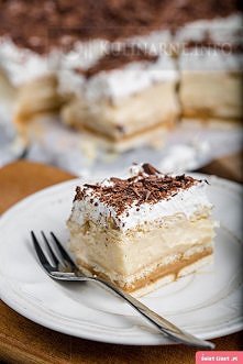 Przepis
Składniki
48 prostokątnych herbatników
400 g masy krówkowej
400 g śmietanki kremówki
1 łyżka cukru pudru
50 g gorzkiej czekolady
600 ml mleka
2 łyżki mąki pszennej
2 łyż...