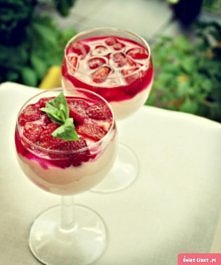 Kremowy deser truskawkowy :D