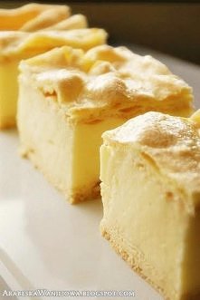 Karpatka Kremówka 

Ciasto:
- 1 szkl. wody
- 1/2 kostki margaryny lub masła
- 5 jaj
- 1 szkl. mąki
- 1 łyżeczka proszku do pieczenia

Wodę zagotować z tłuszczem , wsypać makę i ...