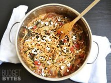 Włoski kociołek, czyli danie z jednego garnka

Składniki:
4 szklanki bulionu warzywnego (może być rosół)
2 łyżki oliwy z oliwek
400 g makaronu fettuccine (u mnie pełnoziarniste ...