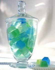 MYDEŁKO JAK KOSTKI LODU - 

Należy przygotować:
płynne barwniki spożywcze, wazelinę, gaziki, pojemnik do kuchenki mikrofalowej, tacki do lodu o różnych kształtach i rozmiarach.
...