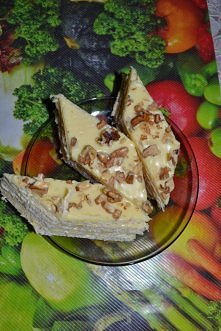 Wafle mleczne
Składniki:

ok. 2 szklanki mleka w proszku 
kostka margaryny
1 szklanka cukru 
0.5 szklanki wody


Wodę z cukrem i margaryną zagotować. Zdjąć z ognia i łyżkami dod...