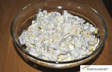 sałatka z parówkami