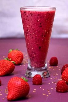 Smoothie z owocami leśnymi i ziarnami
Składniki (na 2 porcje):

250g mrożonych owoców leśnych (malin, jeżyn, jagód)
1 dojrzały banan
4-5 truskawek
300-400ml świeżego soku z poma...