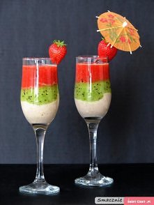 Przepis
Składniki na 4 pucharki:
2 banany
4 kiwi
ok 400 g truskawek
cukier puder (opcjonalnie)
sok z cytryny


W 3 miskach należy zmiksować owoce. Do miski z bananami dodajemy k...