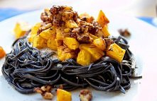 Czarna pasta z szafranową dynią, orzechami i gorgonzolą.