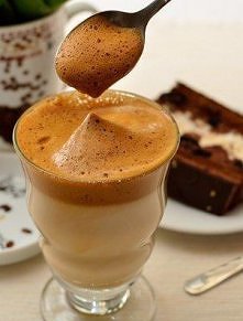 Kawa frappe – mrożona kawa po grecku Składniki i przygotowanie Do wysokiego naczynia wsypać kawę rozpuszczalną ok. łyżki na osobę, dodać cukier - mniej więcej tyle co kawy i tyl...