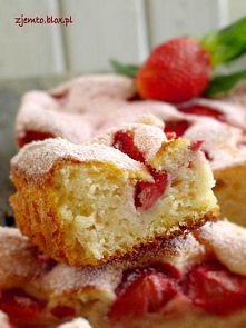 Szybkie ciasto z truskawkami na kefirze, przepis po kliknięciu na zdjęcie :)