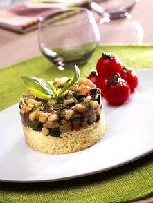 Ratatouille na zimno na kuskusie z pomidorami i pesto :)