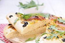 Pizza z ciasta z kaszą mann...