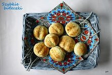 Szybkie bułeczki 

SKŁADNIKI (na 8 sztuk):
- 6 g suchych drożdży
- łyżka golden syrup/ miodu
- 300ml letniej wody
- pół łyżki soli
- 0,5 kg mąki (użyłam typu 650 i musiałam jesz...