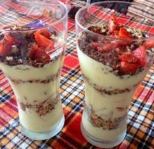 Prażone płatki owsiane z jogurtem i owocami