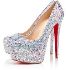 Srebrne lśniące buty na wysokim obcasie z czerwoną podeszwą :)