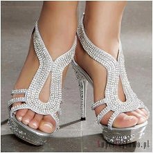 Słodkie srebrne szpilki z paskami wysadzanymi diamencikami ;)