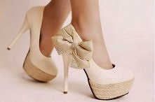 Pastelowe buty na obcasie z ozdobną kokardą po zewnętrznej stronie :)