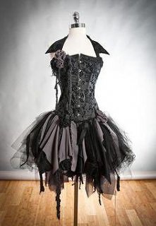 Cudna gotycka sukienka z gorsetem i "podartym" dołem ;)