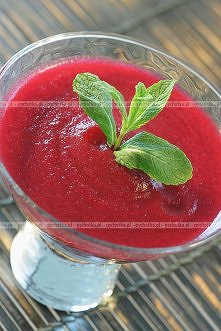 Chłodnik z malin z winem