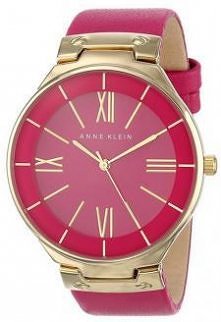 Różowo-złoty zegarek od marki Anne Klein.