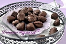 Śliwki w czekoladzie
Składniki:
300g suszonych, miękkich śliwek kalifornijskich bez pestek
¾ szklanki wódki lub rumu
200g czekolady gorzkiej
Sposób przygotowania:
Śliwki przełoż...