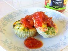 Muffiny jajeczne od Blogilates

Na 24 babeczki:

* 1 czerwona papryka
* 1 pomidor
* gałązka bazylii
* szczypior 
* 6 jajek + 4 białka

1. W jednej misce wymieszaj wszystkie posi...