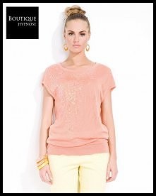 Bluzka z cekinami. Bluzka, w której każda z pań poczuje się bardzo swobodnie. Okrągły dekolt „pod szyję” skutecznie zasłania biust, a krótkie i asymetrycznie skrojone ramiączka,...