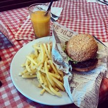 Hamburger z frytkami