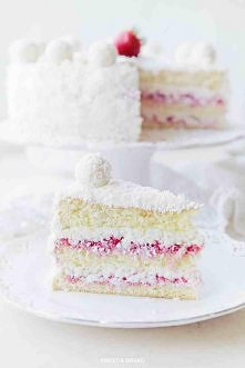 Składniki:

Biszkopt: • 7 jaj, w temp. pokojowej • 1 szklanka (200 g) cukru • 1 szklanka (144 g) mąki pszennej • 1/3 szklanki (50 g) mąki ziemniaczanej

Masa kokosowa Raffaello:...